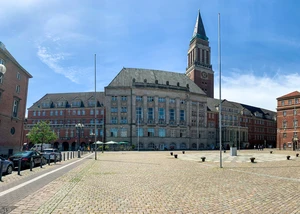 Platz umrahmt von einem Opernhaus und Häusern mit Turm