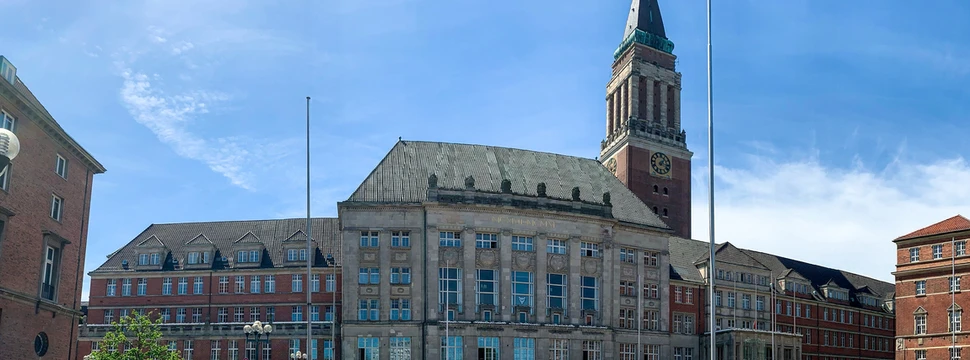 Platz umrahmt von einem Opernhaus und Häusern mit Turm