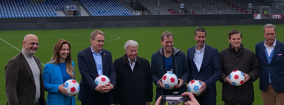 Mehrere Menschen auf dem Rasen des Holsteinstadions in Kiel mit Fußbällen in der Hand