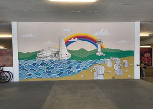 Eines der Bilder im Parkhaus auf Deck 7, das mehrere Sehenswürdigkeiten der Stadt Kiel an einer weißen Wand zeigt