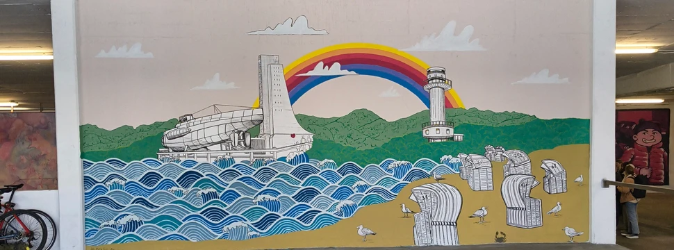 Eines der Bilder im Parkhaus auf Deck 7, das mehrere Sehenswürdigkeiten der Stadt Kiel an einer weißen Wand zeigt