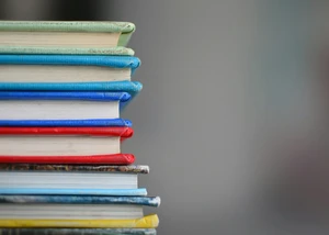 Schulbücher liegen auf ein Stapel