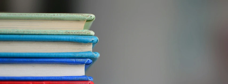 Schulbücher liegen auf ein Stapel