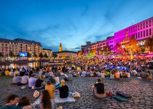 Blick auf die Liveübertragung des Sommertheaters am Bootshafen