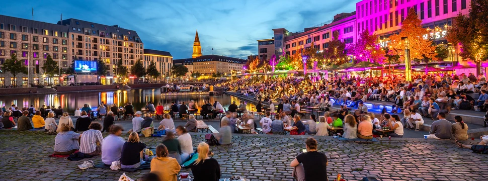 Blick auf die Liveübertragung des Sommertheaters am Bootshafen
