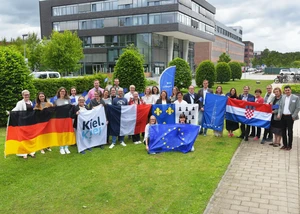 Versammlung von Menschen die verschiedene Flaggen hochhalten