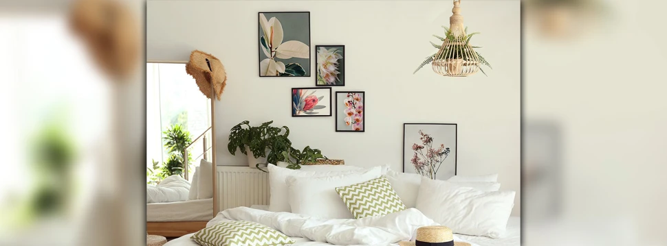 Gallery Wall mit Postern und Blumen im Schlafzimmer, © myredro