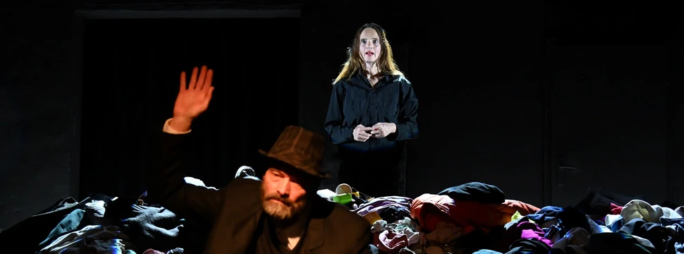 Eindrücke aus der Premiere von "Glückliche Tage" Zwei erwachsene Menschen auf einer Theaterbühne in Kiel
