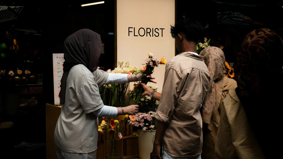 Floristin verkauft Blumensträuße