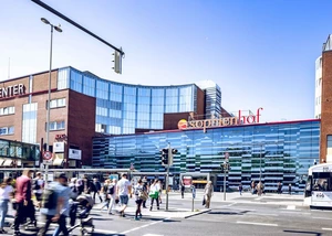 Ein Einkaufszentrum in der Kieler Innenstadt gegenüber vom Hauptbahnhof, das den Namen "Sophienhof" trägt
