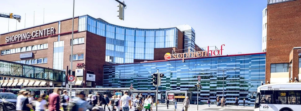 Ein Einkaufszentrum in der Kieler Innenstadt gegenüber vom Hauptbahnhof, das den Namen "Sophienhof" trägt