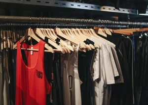 Verschiedene Sportbekleidung an Kleiderbügeln in einem Geschäft