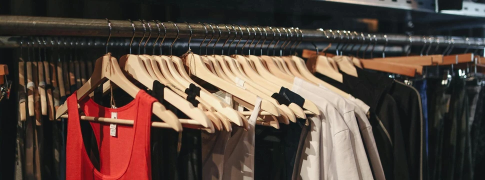 Verschiedene Sportbekleidung an Kleiderbügeln in einem Geschäft