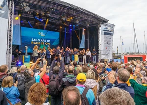 The Ocean Race Europe 2025 ist eröffnet. Segler und Seglerinnen auf einer Bühne, davor Publikum.