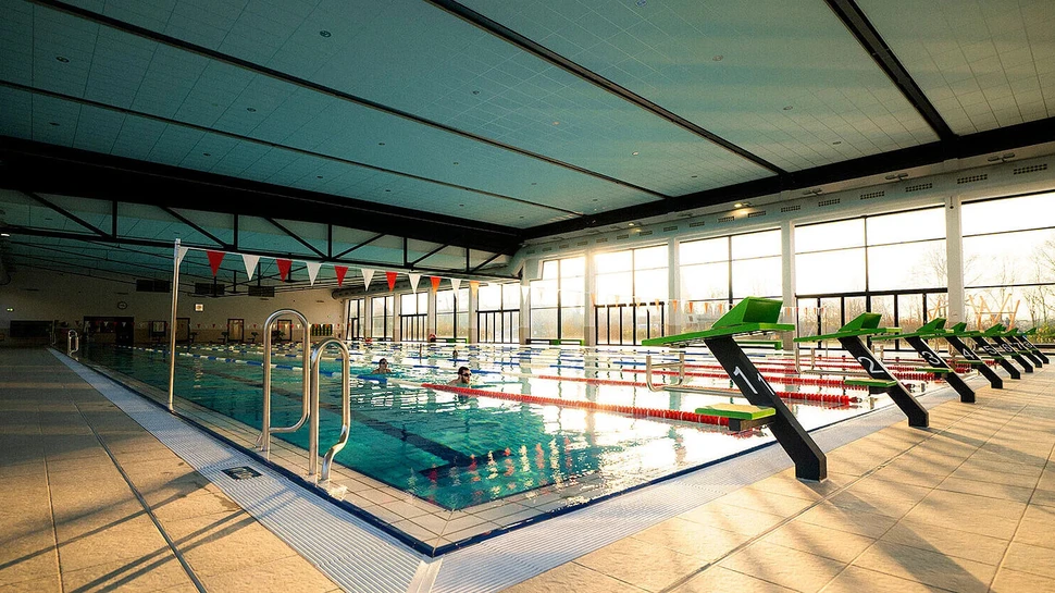 Innenansicht eines Schwimmbads, das in mehrere Bahnen durch Abgrenzungen aufgeteilt ist