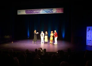 Die Repräsentantinnen der nominierten Städte sprechen mit Moderatorin Kristin Recke, © kiel-magazin.de