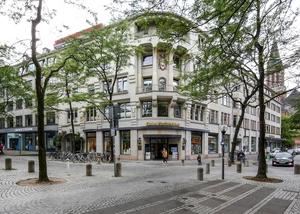 Ein Gebäude mit einer verzierten Fassade und vielen Fenstern, auf dem "Kieler Nachrichten" geschrieben steht