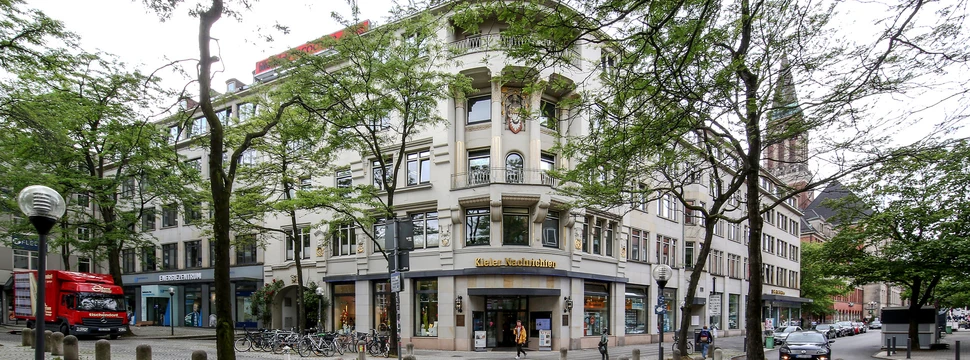 Ein Gebäude mit einer verzierten Fassade und vielen Fenstern, auf dem "Kieler Nachrichten" geschrieben steht