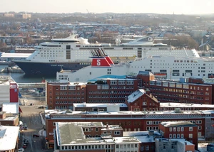 Zwei große Schiffe in der Kieler Förde mit den Gebäuden des Ostufers im Hintergrund