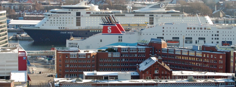 Zwei große Schiffe in der Kieler Förde mit den Gebäuden des Ostufers im Hintergrund