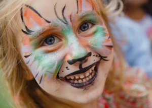 Buntes Programm beim Leuchtturmfest Pries-Friedrichsort Ein geschminktes Kind im Rahmen eines Festes