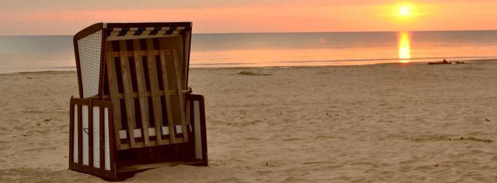 Strandkorb im Sonnenaufgang Strandkorb im Sonnenaufgang, © Andreas Hermsdorf / pixelio.de