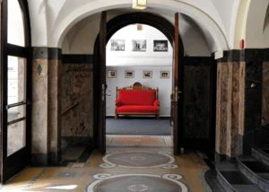 Innenansicht der Niederdeutsche Bühne in Kiel mit einem roten Sofa im Hintergrund