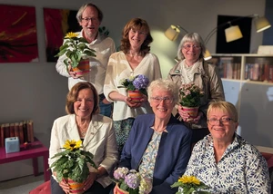 Mehrere Menschen mit Blumen in der Hand, die den neuen Vorstand des Plattdeutschen Rats bilden
