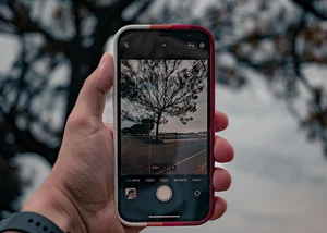 Foto von einem Handy, das Fotos von der umliegenden Natur macht