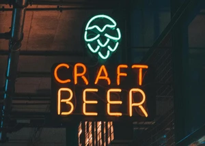 Ein Neonschild, auf dem Craft Beer steht