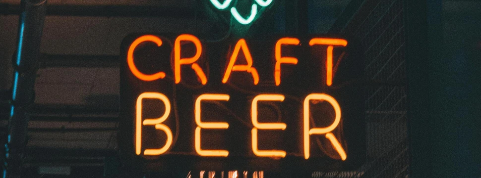 Ein Neonschild, auf dem Craft Beer steht