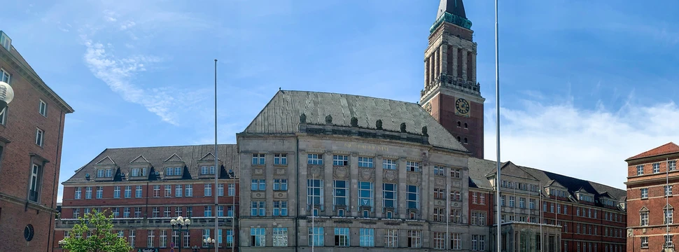 Platz umrahmt von einem Opernhaus und Häusern mit Turm