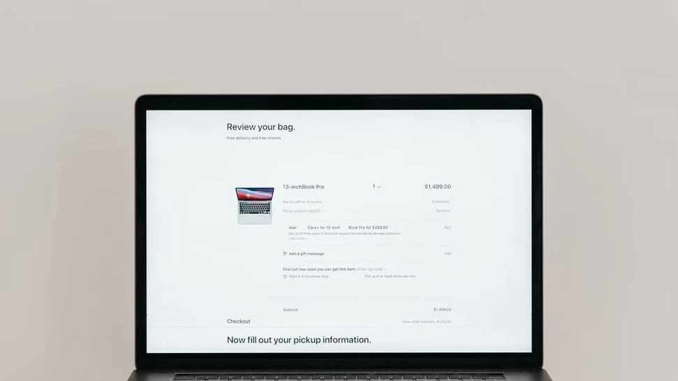 Laptop-Bildschirm zeigt eine Online-Warenkorb-Übersicht eines Apple Stores mit einem 13-Zoll MacBook Pro für 1.499 US-Dollar.