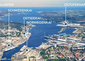 Eine Übersicht aller Kieler Häfen Eine Karte, auf der die Kieler Förde aus der Luft zu sehen ist, und die die unterschiedlichen Häfen von Kiel zeigt