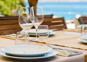 An der Kieler Förde kann man nicht nur gut entspannen, sondern auch gut essen Restaurant direkt am Wasser