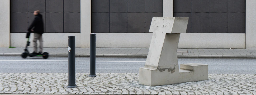 Kunst in Kiel: "Ruhender Fortschritt" - Die neue Skulptur in der Andreas-Gayk-Straße