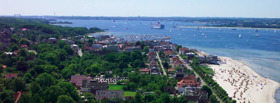 Blick vom Ehrenmal über Laboe mit Strand, Hafen und Segelbooten auf der Kieler Förde.