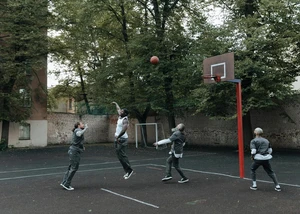 Menschen beim gemeinsamen Spielen von Basketball, dabei ist die richtige Kleidung wichtig