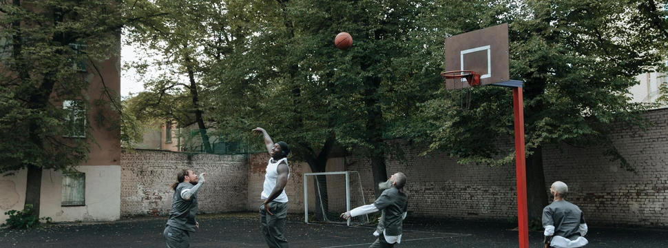 Menschen beim gemeinsamen Spielen von Basketball, dabei ist die richtige Kleidung wichtig