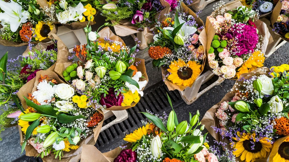 Verschiedene Blumensträuße auf einen Blick