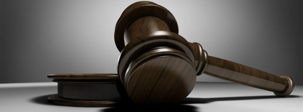 Ein Hammer, der auf einem Tisch liegt und mit einem Resonanzblock daneben