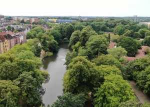 Luftaufnahmen von einem Park. In der Mitte ist ein großer Bach zu sehen