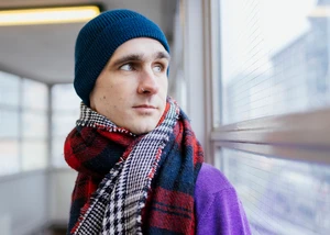 Zwei Frauen und ein Mann vor Wänden in Pose