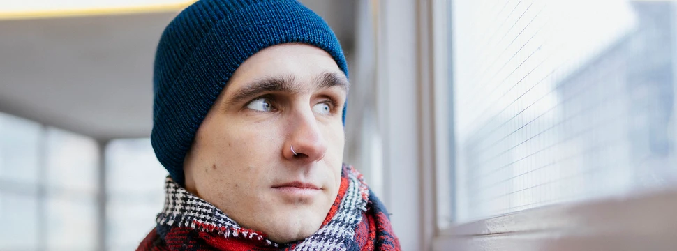 Der Autor Clemens Böckmann vor einem Fenster