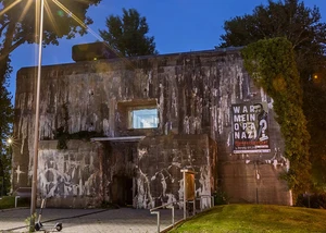 Der Kieler Flandernbunker bei Dämmerung Ein Bunker aus dem Zweiten Weltkrieg in Kiel bei Dämmerung mit Bäumen und Straßenlaternen im Hintergrund