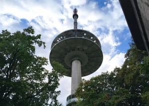Der Fernmeldeturm auf dem Bungsberg Ein Fernmeldeturm auf dem Bungsberg in Schleswig-Holstein aus Stahlbeton und mit einer Aussichtsplattform