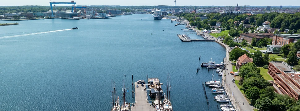 Die Kieler Förde von der Luft aus gesehen mit dem Kieler Fernsehturm im Hintergrund