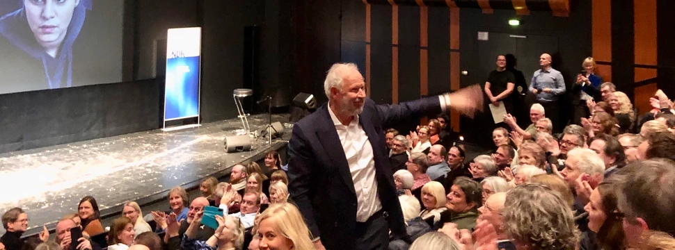 Zuschauer und Bühne des Schauspielhauses, in der Mitte Axel Milberg