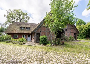 Außenansicht des denkmalgeschützten Hauses in Holtenau
