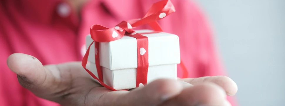 Mann hält Geschenk in der Hand